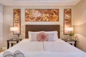 The Golden Mile Luxury Seafront Apartment in Sliema
