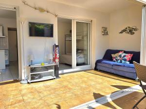 Le Murier - Rez de jardin avec véranda, terrasse à 5min a pied de la mer avec parking - BY AURAconciergerie