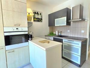 Appartements Le Murier - Rez de jardin avec veranda, terrasse a 5min a pied de la mer avec parking - BY AURAconciergerie : photos des chambres
