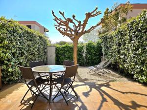 Appartements Le Murier - Rez de jardin avec veranda, terrasse a 5min a pied de la mer avec parking - BY AURAconciergerie : photos des chambres