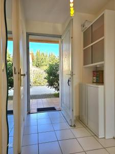 Appartements Le Murier - Rez de jardin avec veranda, terrasse a 5min a pied de la mer avec parking - BY AURAconciergerie : photos des chambres