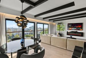 Hollywood Hills 3 Bedroom Views and Jacuzzi