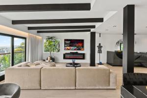 Hollywood Hills 3 Bedroom Views and Jacuzzi