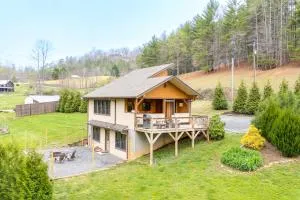 Sawyers Cabin with Hot Tub in Blue Ridge Mtns! - Busbee