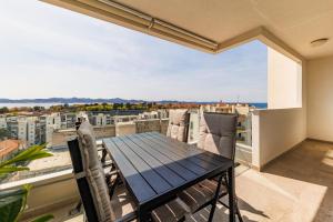 365 Sunsets Apartment by Belmont Realty