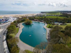 Coastal Comfort Haven 3BR Retreat