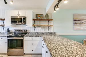 Panama City Beach Condo with Community Pool, Hot Tub