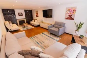 New York Style Boutique House - Exclusive Mansión with inside game room and premium área next to iconic Unicentro Shopping Mall - La Calera