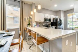 9 Mi to WDW Townhouse with Balcony in Davenport!