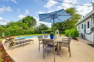 Lake Worth Retreat with Fire Pit 5 Mi to Beaches! - Atlantis