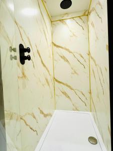 Premium 3-Bed Apt - Heart of Town - Walk to Beach