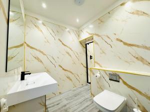 Premium 3-Bed Apt - Heart of Town - Walk to Beach