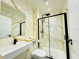 Premium 3-Bed Apt - Heart of Town - Walk to Beach