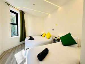 Premium 3-Bed Apt - Heart of Town - Walk to Beach