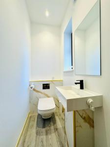 Premium 3-Bed Apt - Heart of Town - Walk to Beach