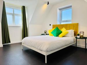 BIG Penthouse - 3-Bedroom - 2-Bathroom - Sleeps 8