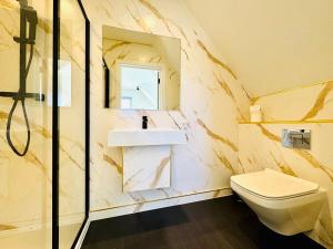 BIG Penthouse - 3-Bedroom - 2-Bathroom - Sleeps 8