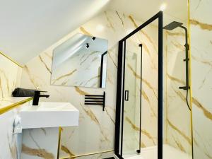 BIG Penthouse - 3-Bedroom - 2-Bathroom - Sleeps 8