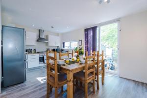 Modern City House - City Stay - Etihad Stadium - Coop Live Stadium - Sleeps 6 - Free Parking