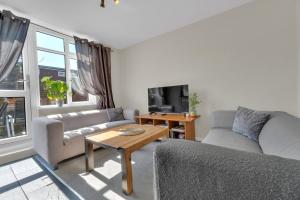 Spacious 5 Bed, Family & Group Stay Free Parking