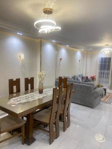 شقه فندقيه بجوار جنينه مول اسرة فقط