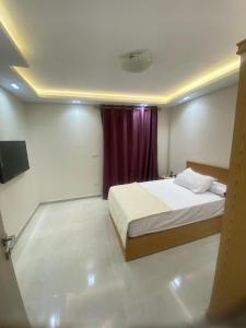 شقه فندقيه بجوار جنينه مول اسرة فقط