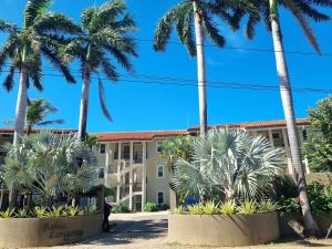 Beach Front Condo for 10 people
