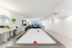 Waterfront Oasis 2BR 2BA with Pool, Gym, Balcony & Parking