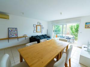 Villas Maison 2 Chambres avec Terrasse, 2 Parkings et Piscine : photos des chambres