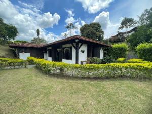 Charming villa, pool, jacuzzi, 10 min Coffee Park