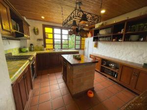 Charming villa, pool, jacuzzi, 10 min Coffee Park