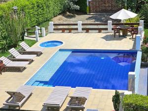 Charming villa, pool, jacuzzi, 10 min Coffee Park