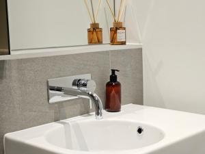 Stunning CBD Apt on Lv47 with Gym, Pool & Study Desk