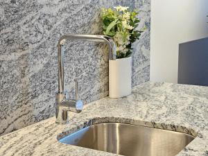 Stunning CBD Apt on Lv47 with Gym, Pool & Study Desk