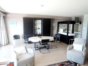 Studio in Middelkerke with Sea View Terrace