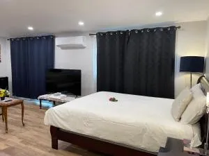 Private Bachelor Unit with Washroom and Kitchenette - Timberlea