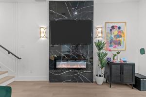 Elegant home with Houston cityscape and rooftop