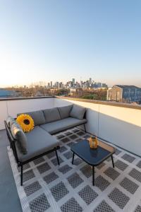 Elegant home with Houston cityscape and rooftop