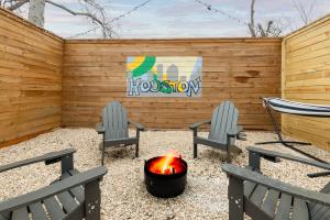 Elegant home with Houston cityscape and rooftop