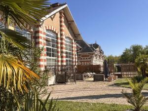 Maisons de vacances Gite d-Art avec Climatisation et Terrasse a Savonnieres - FR-1-381-614 : photos des chambres