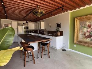 Maisons de vacances Gite d-Art avec Climatisation et Terrasse a Savonnieres - FR-1-381-614 : photos des chambres
