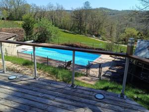 Maisons de vacances Chalet rustique au Perigord Noir avec terrasse et equipements inclus - FR-1-616-57 : photos des chambres