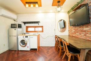 3-Gu&Anne house Hongdae 6room & 4bath House