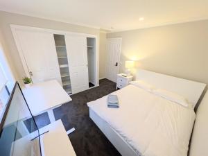 Modern 3 Bedroom Home by Mel Airport, CBD, Watergardens