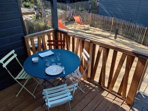 Chalets Chalet elegant a Jullouville : plage, terrasse, piscine chauffee, 4 couchages - FR-1-361-534 : photos des chambres