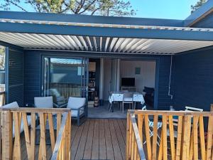 Chalets Chalet elegant a Jullouville : plage, terrasse, piscine chauffee, 4 couchages - FR-1-361-534 : photos des chambres