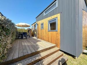 Maisons de vacances Tiny House 1 chambre, piscine chauffee, a 200 m de la plage, Jullouville - FR-1-361A-24 : photos des chambres