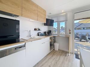 Maisons de vacances Mobil-home Confort 4 pers, plage a 200m, piscine chauffee, terrasse Sud, parking, wifi inclus - FR-1-361A-81 : photos des chambres