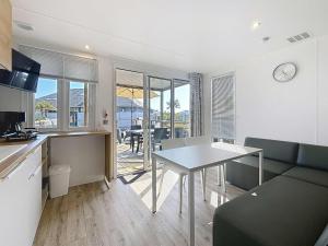 Mobil-home Confort 4 pers, plage à 200m, piscine chauffée, terrasse Sud, parking, wifi inclus - FR-1-361A-81