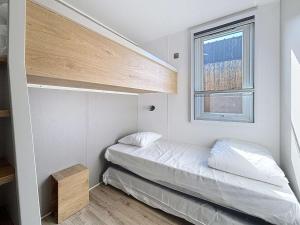 Maisons de vacances Mobil-home Confort 4 pers, plage a 200m, piscine chauffee, terrasse Sud, parking, wifi inclus - FR-1-361A-81 : photos des chambres